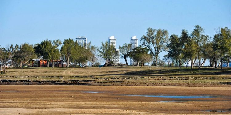 El Río Paraná alcanzó su nivel más bajo del último medio siglo y pronostican que las bajantes extremas serán cada vez más frecuentes