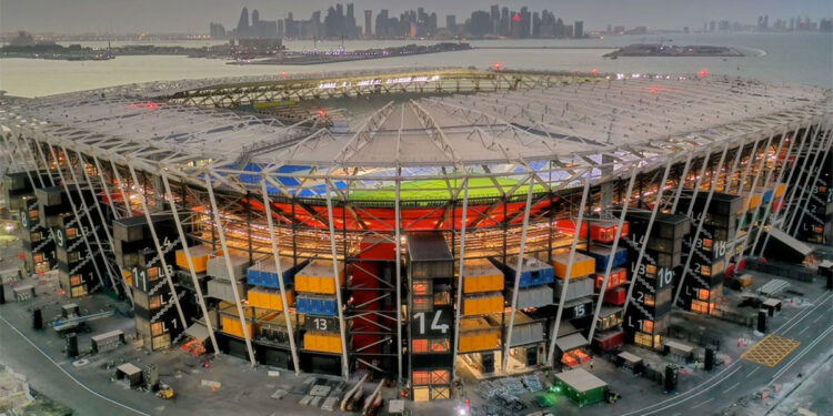Un estadio mundialista construido con contenedores y objetos reciclados
