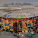 Un estadio mundialista construido con contenedores y objetos reciclados