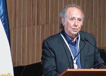 «Que los músicos no paren de hacer sonar sus instrumentos y que los poetas no dejen de alzar la voz»