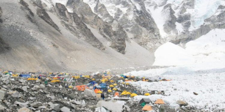 Limpiando el Everest, el vertedero de basura más alto del mundo