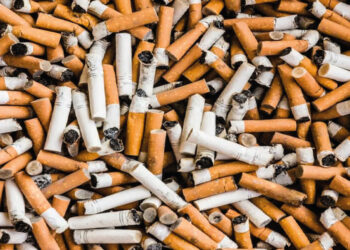 España obliga a las tabacaleras  a limpiar las colillas de cigarrillos