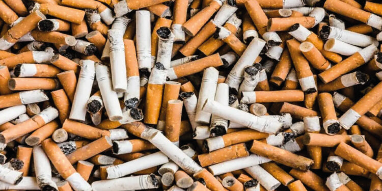 España obliga a las tabacaleras a limpiar las colillas de cigarrillos