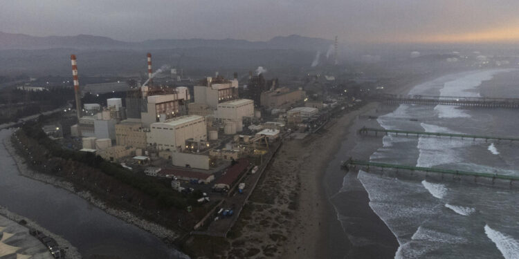 Tras 58 años, deja de operar en Chile, su fundición estatal de cobre, principal planta contaminante