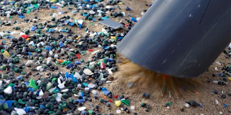 La aspiradora para limpiar el microplástico de las playas del mundo