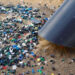 La aspiradora para limpiar el microplástico de las playas del mundo