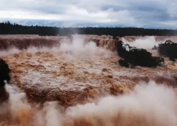 Las Cataratas de Iguazú registran un caudal 16 veces  superior al habitual