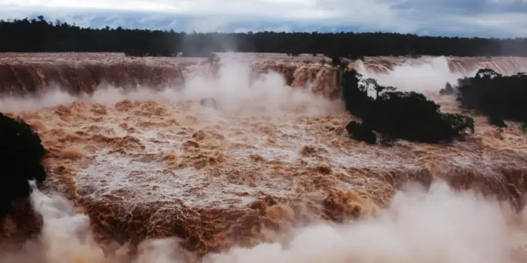 Las Cataratas de Iguazú registran un caudal 16 veces superior al habitual