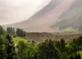 Un colapso masivo de un glaciar provoca un deslizamiento de tierra que sepulta un pueblo suizo