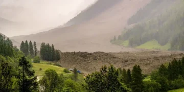 Un colapso masivo de un glaciar provoca un deslizamiento de tierra que sepulta un pueblo suizo